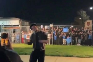 不愧是社牛！麦凯恩给雷霆球迷跳舞 亚历山大变摄影师卖力拍摄