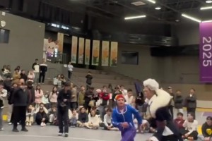 当篮球场上出现国服黄忠和鲁班七号！画风有点滑稽😂