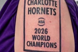 时隔七年重返季后赛并取胜，大批马刺球迷开车上街鸣笛庆祝！